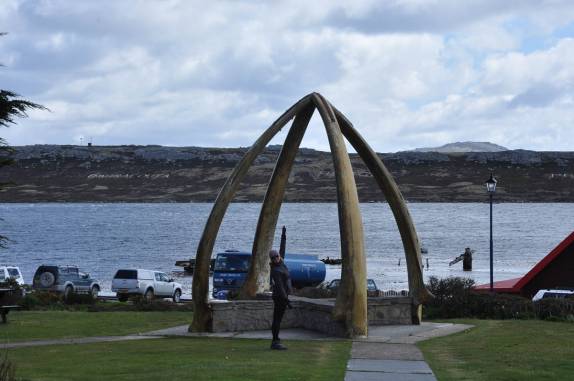 Cartão postal de Port Stanley, a capital de Falkland, os enormes ossos de maxilar de baleias azul, a maior criatura do planeta